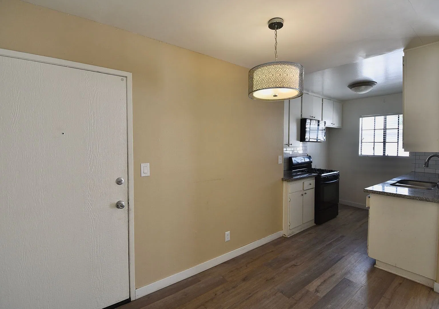 5921 Whitsett Ave — Photo 2