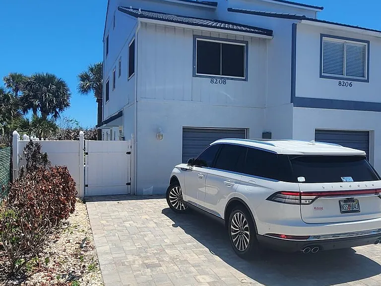 8208 Presidential Ct — Photo 1