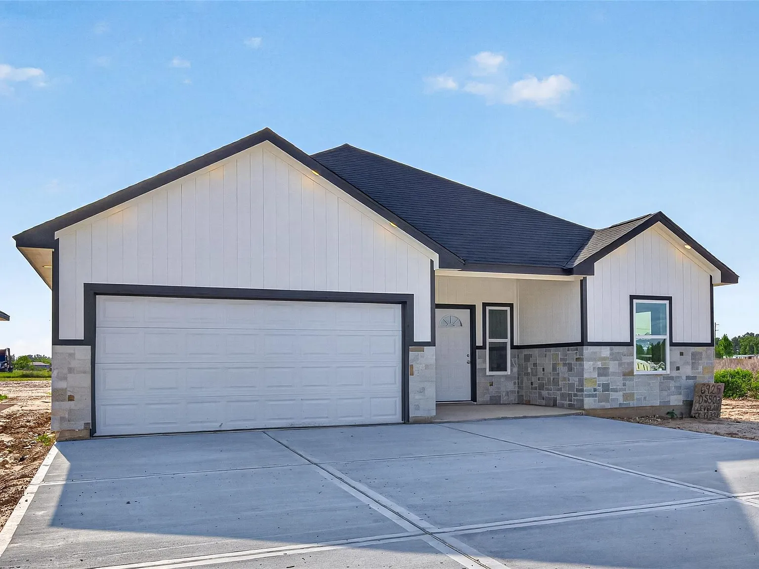 4 bed, 3.0 bath, 2400 sqft, $2,400 — Photo 2