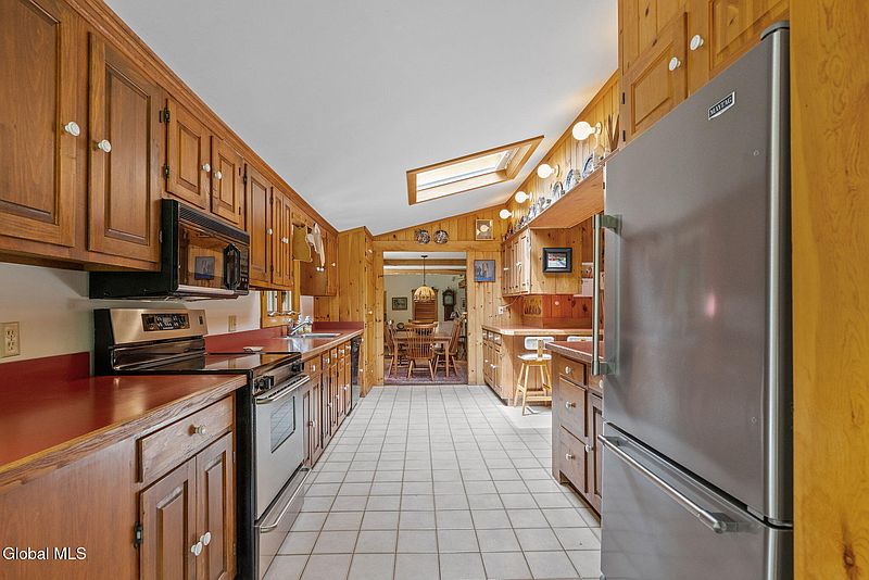 5th image of 135 Willow Street