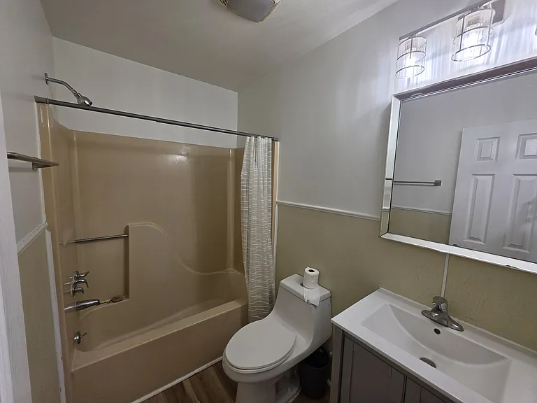 109 N State St — Photo 8