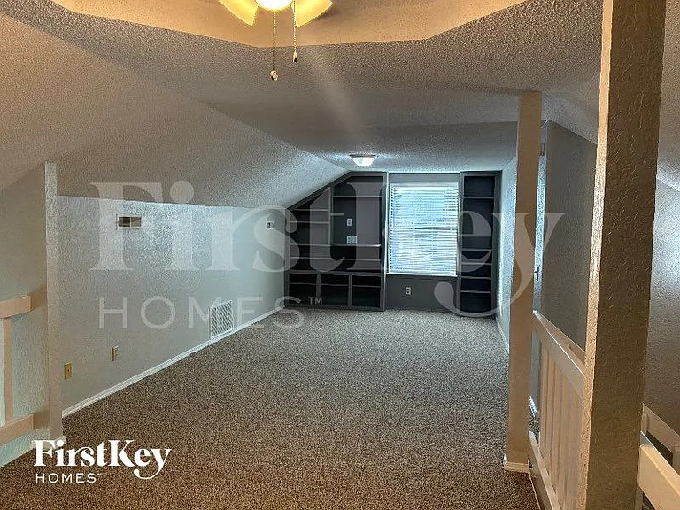 1008 Sennybridge Dr — Photo 2