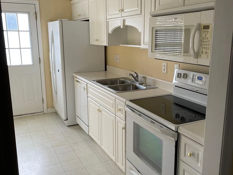 655 Brook Trl — Photo 16