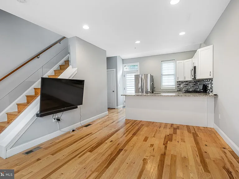 724 E Thompson St — Photo 6