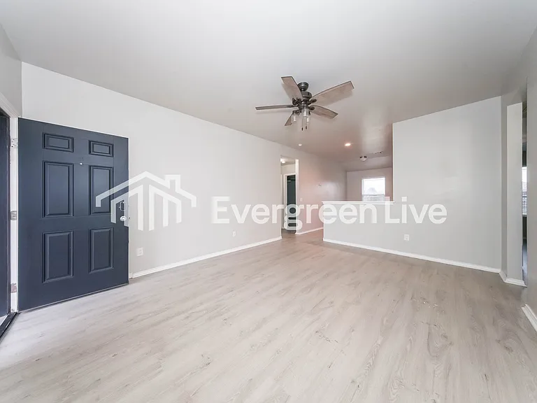 9601 Evie Dr — Photo 2