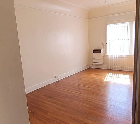3rd image of 932 S Mariposa Ave APT 102
