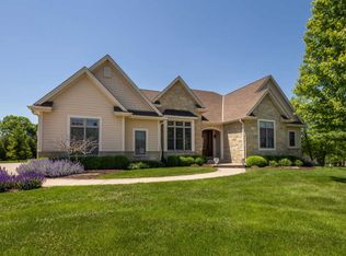 1270 Mary Hill Cir, Hartland, WI 53029