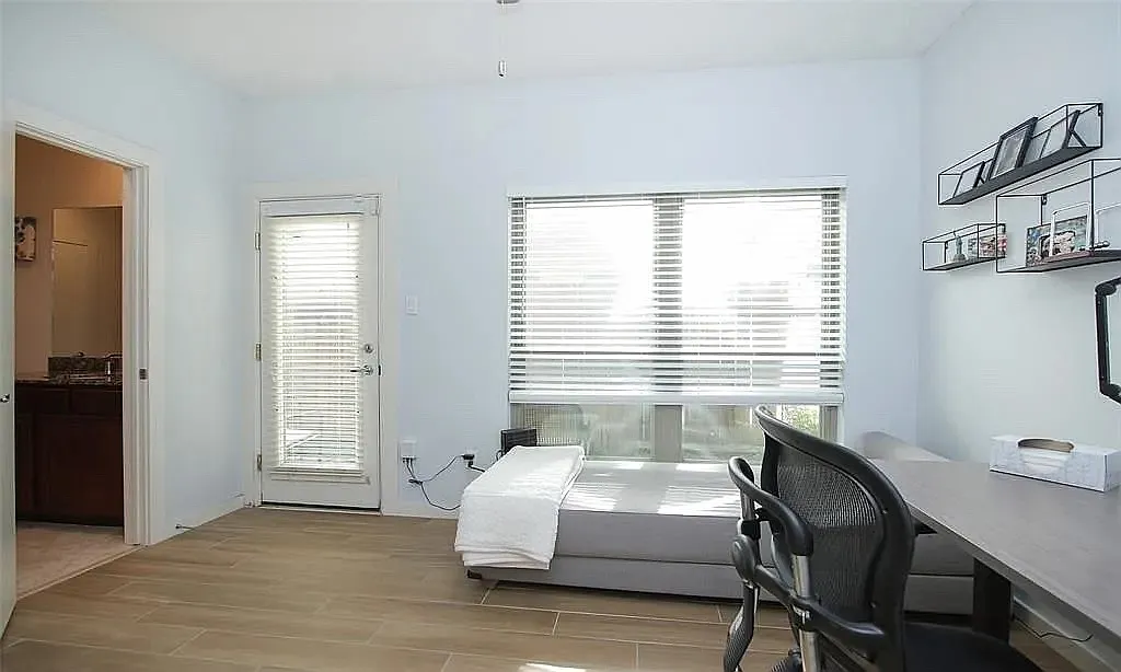 2 bed, 1296 sqft, $2,600 — Photo 3