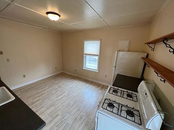 Kitchen as you enter it-Nice eat-in area