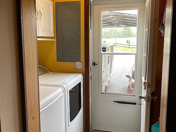 Entrance off of driveway 