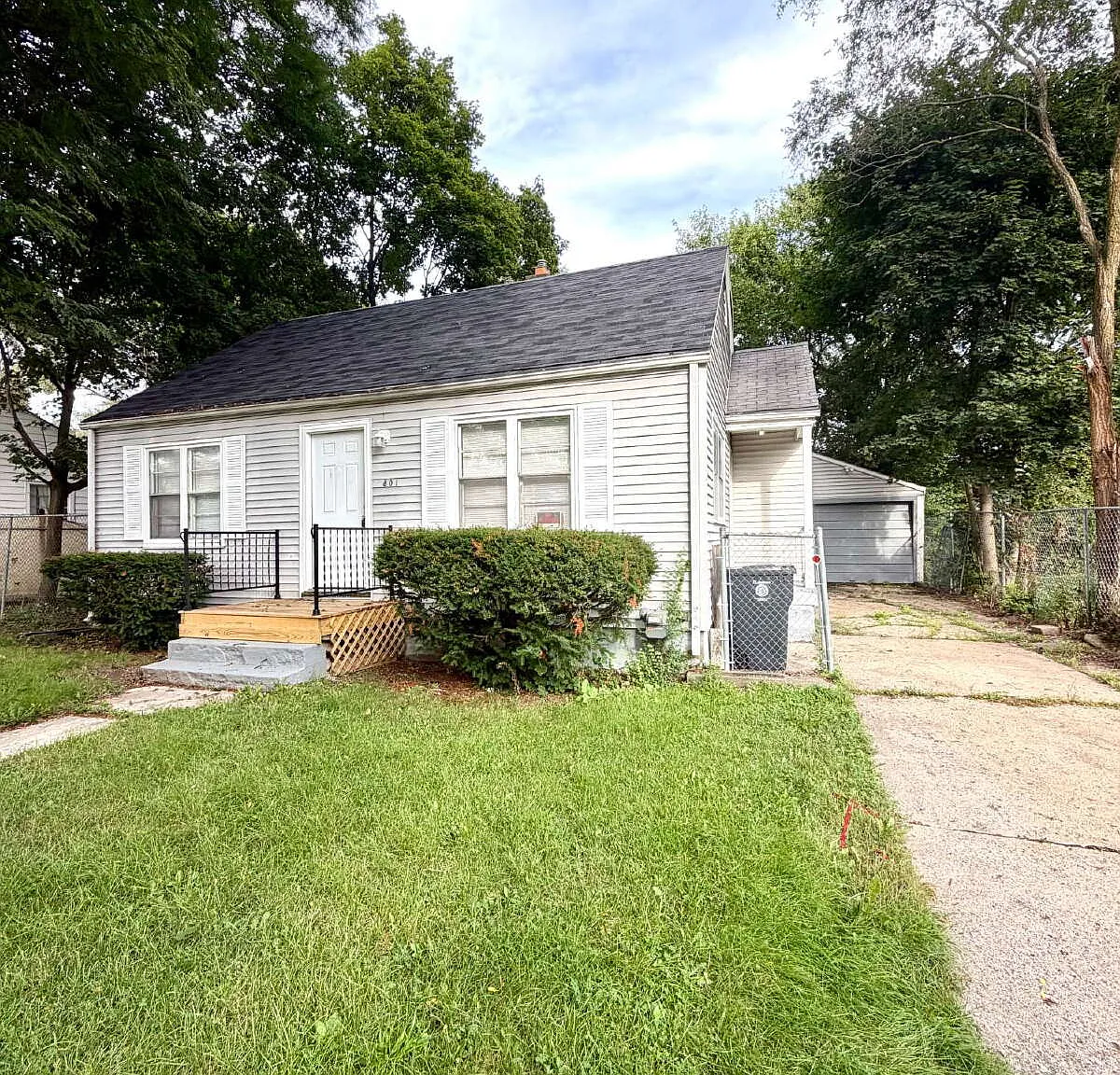 2 bed, 1.0 bath, 749 sqft, $1,200 — Photo 2