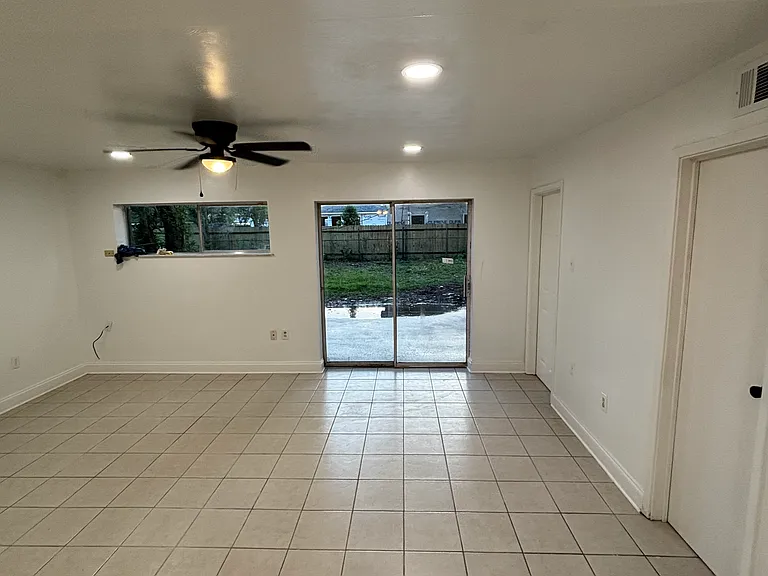 210 Appletree Ln — Photo 10