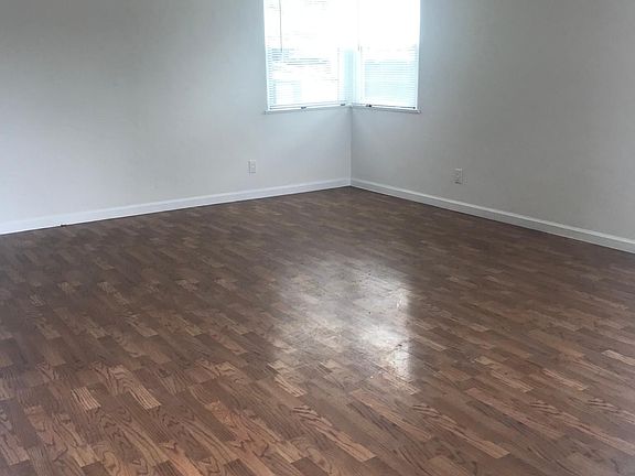 3rd image of 418 S Mayflower Ave