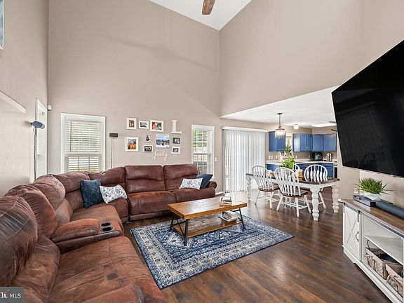 3rd image of 209 Foxglove Dr