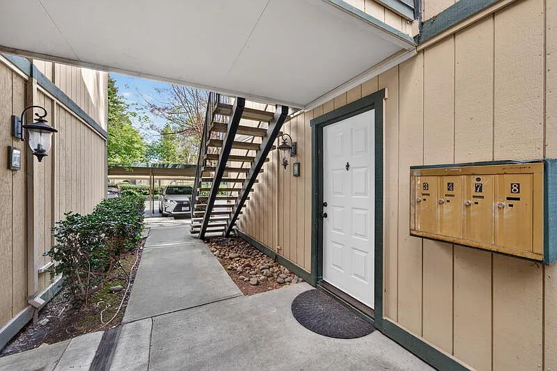2 bed, 1.0 bath, 956 sqft, $1,895 — Photo 2