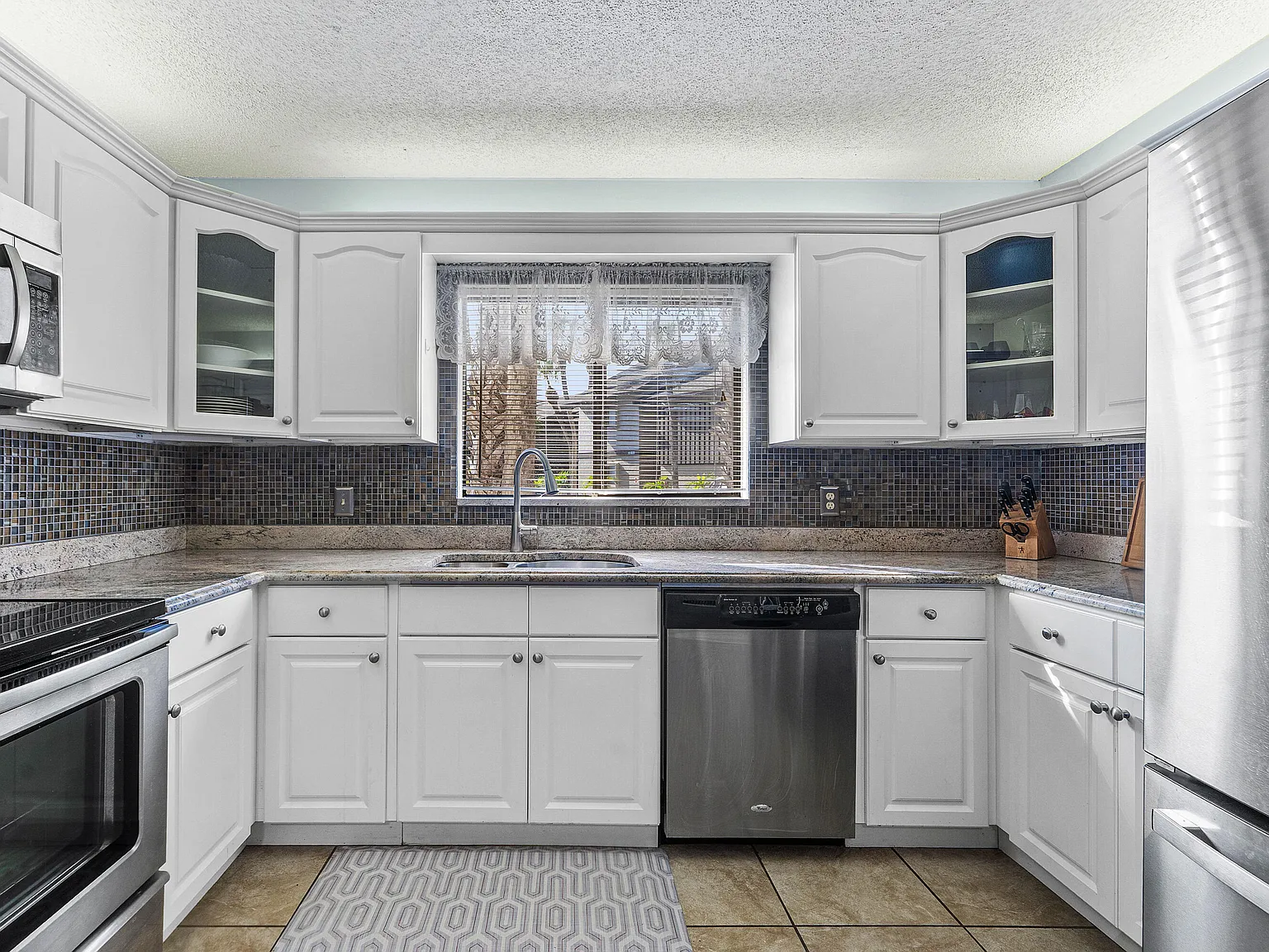 3 bed, 2.0 bath, 1468 sqft, $4,350 — Photo 1