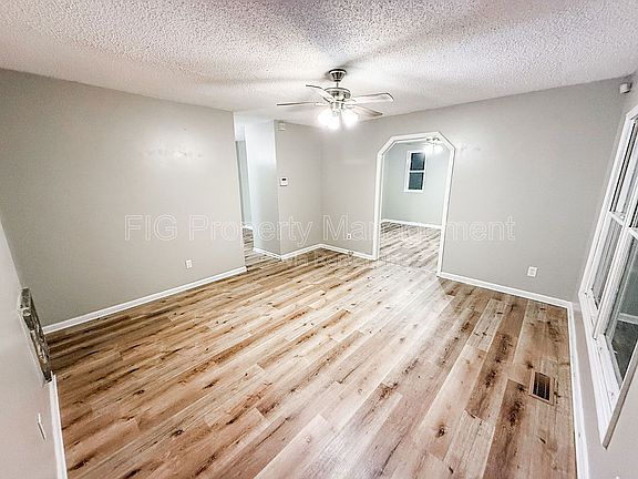 4th image of 811 Castle View Cir