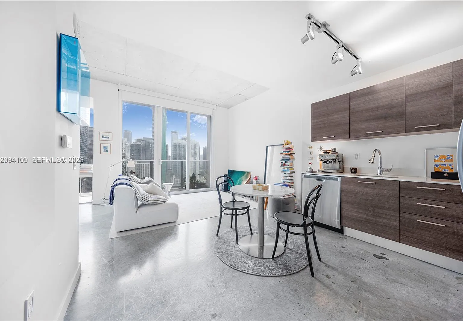 Centro Condo — Photo 1