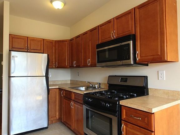 3rd image of 131 Vernon Ave APT 3