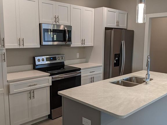 3rd image of 223 Goldenrod Ln