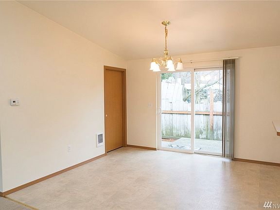 5th image of 208 Silver Ln SE