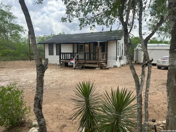 512 E ave j, Christine, TX 78026