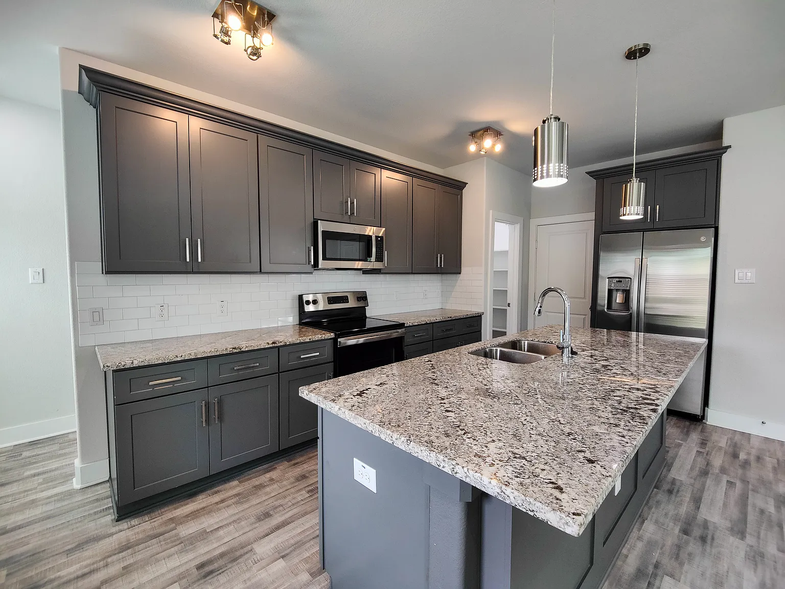 3 bed, 2.5 bath, 1832 sqft, $2,500 — Photo 2