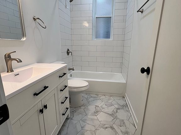 2nd image of 849 N Leavitt St #1R