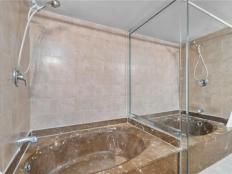 1000 Parkview Dr #507 — Photo 2