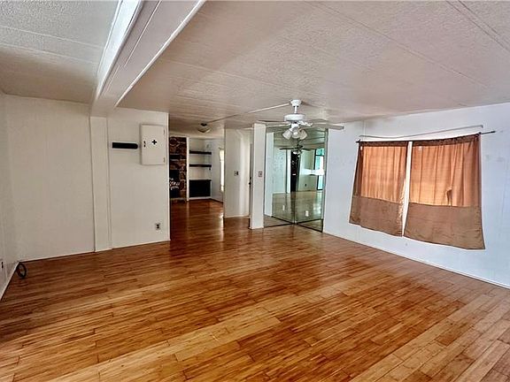 5th image of 542 Saddler Rd