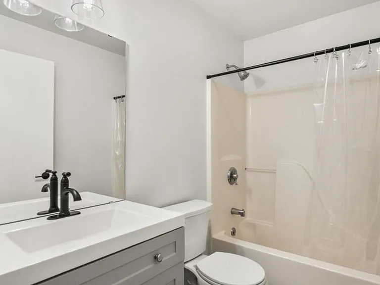 1207 E Wilson St — Photo 4