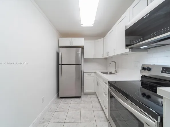 8501 NW 8th St APT 110, Miami, FL 33126