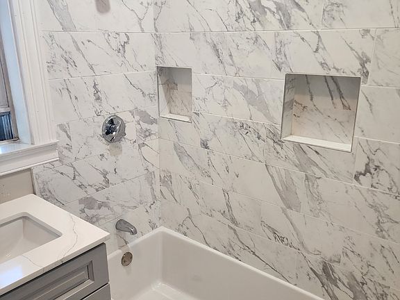 5th image of 716 Columbia Rd APT 3L