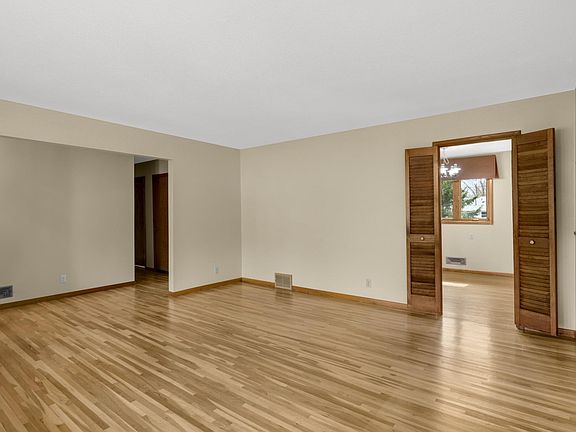 5th image of 946 Redwood Dr