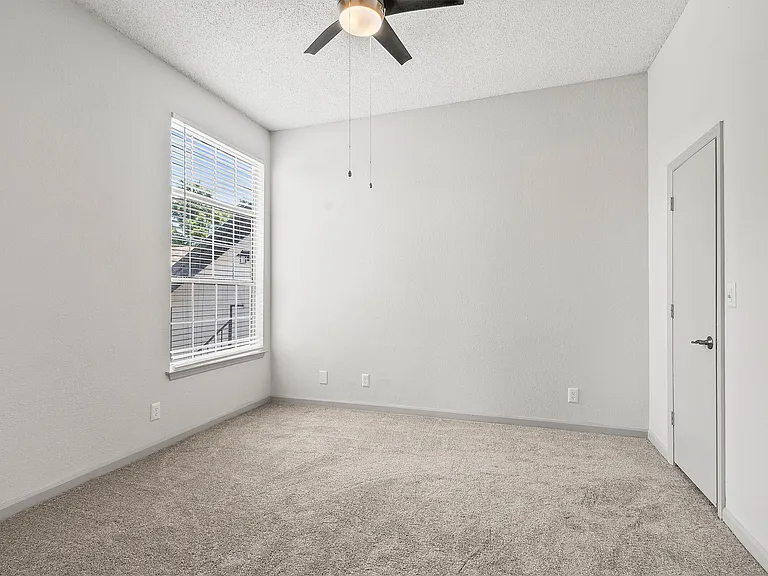 Summerlake Apartments — Photo 28