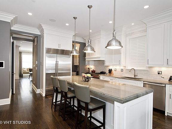 4th image of 3828 N Lakewood Ave #2