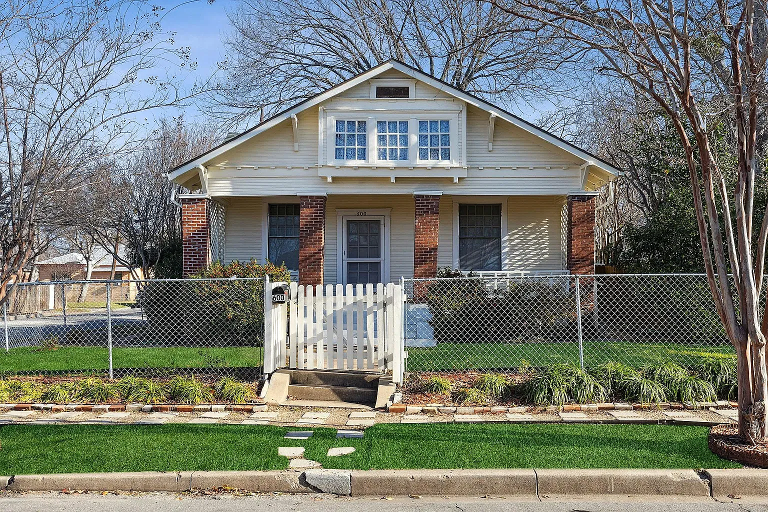 3 bed, 1300 sqft, $1,800 — Photo 1