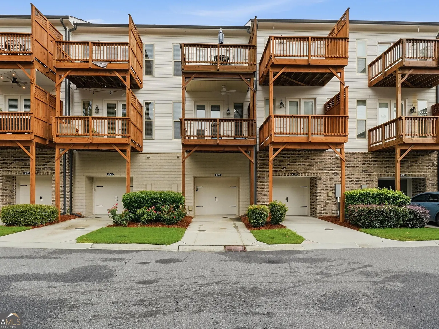 2 bed, 4.0 bath, 1801 sqft, $3,850 — Photo 2