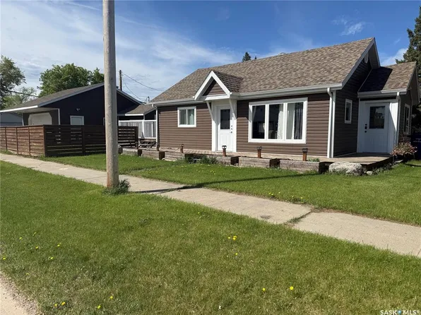 300 8th AVENUE W, Nipawin, SK S0E 1E0