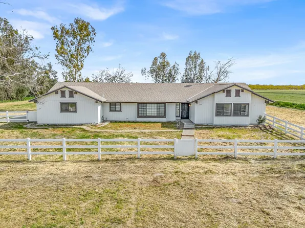 855 E Mt Whitney Avenue, Laton, CA 93242