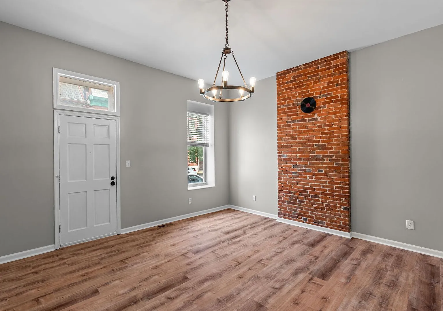 Fully Renovated 2BR in Historic Soulard | In-Unit Laundry | Off-Street Parking — Photo 3