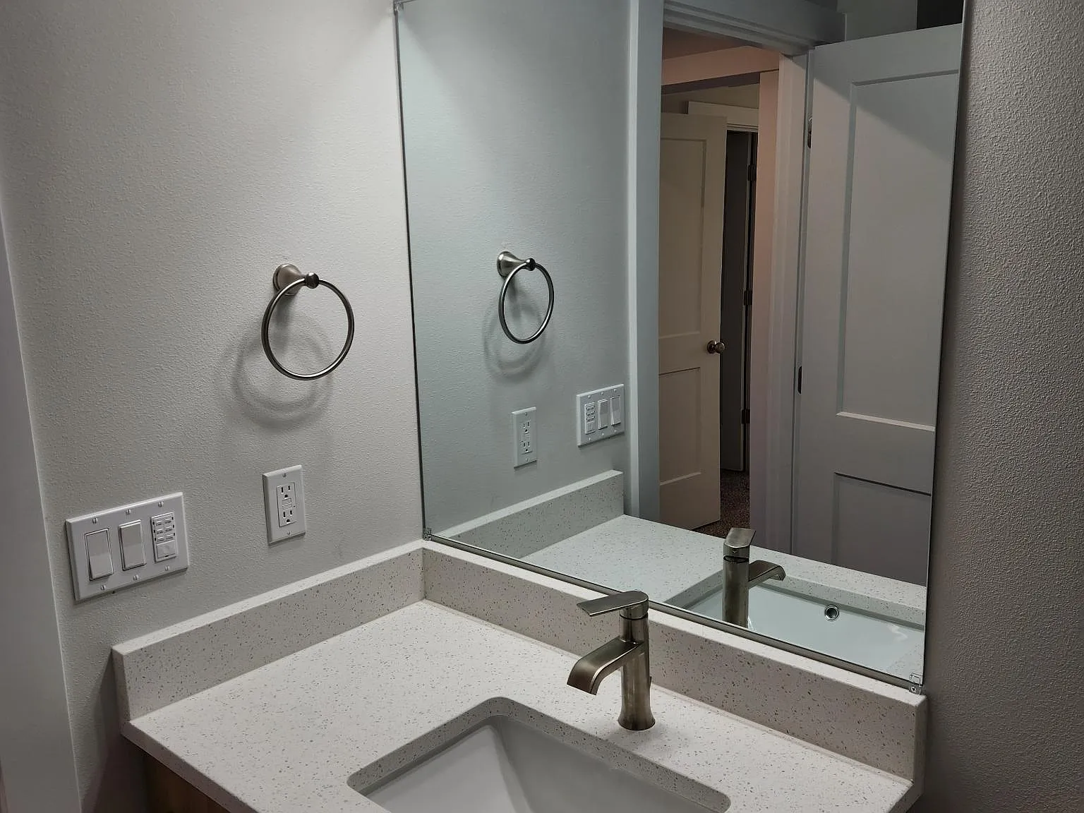 3 bed, 2.5 bath, 1400 sqft, $2,250 — Photo 2
