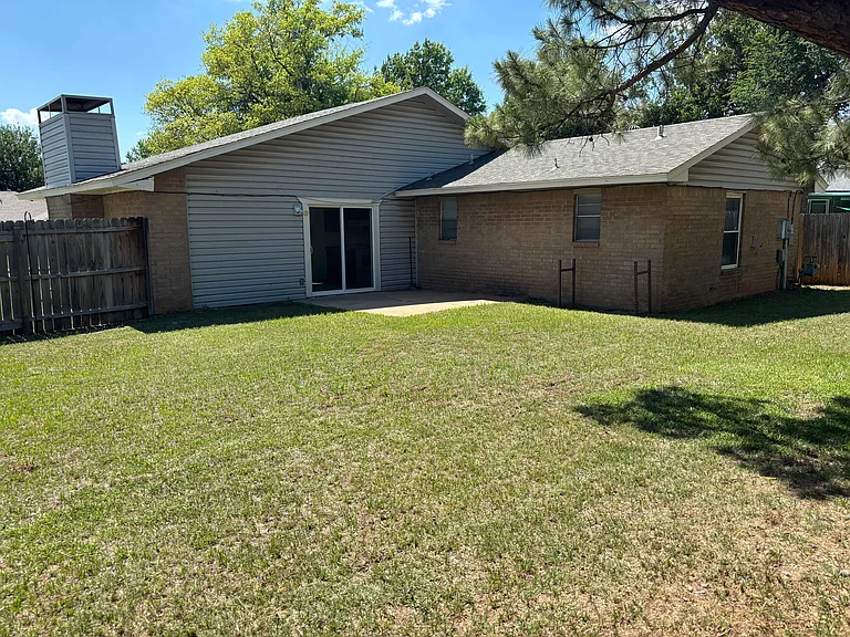 920 Mercury Rd — Photo 2