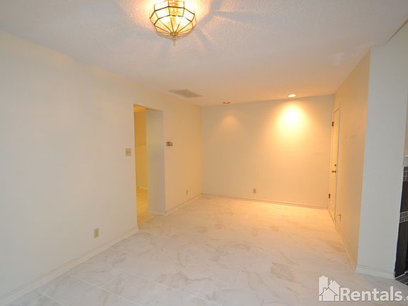 4th image of 11310 Spicewood Club Dr APT 33