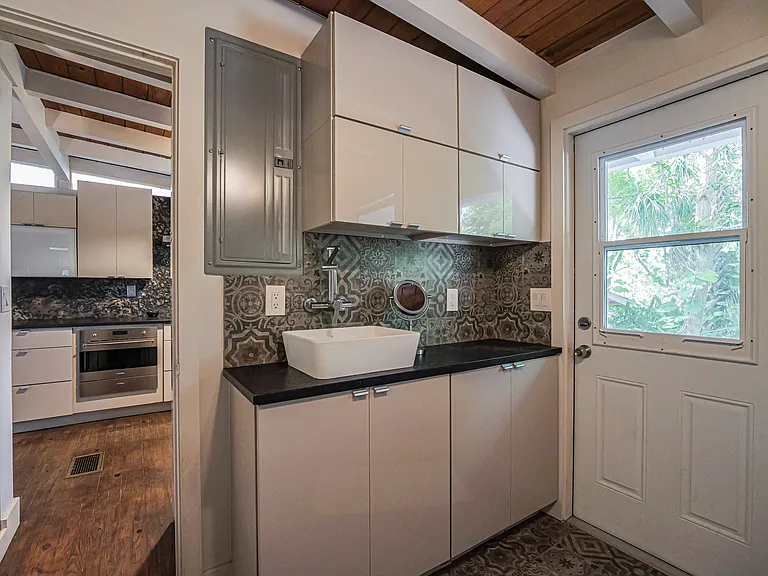 1881 E Barefoot Pl — Photo 5