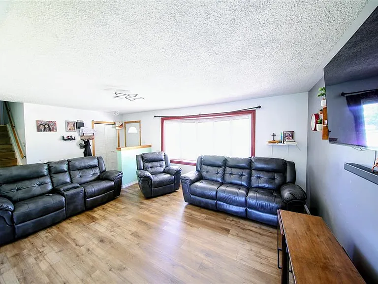 883 Assiniboine Cres — Photo 5