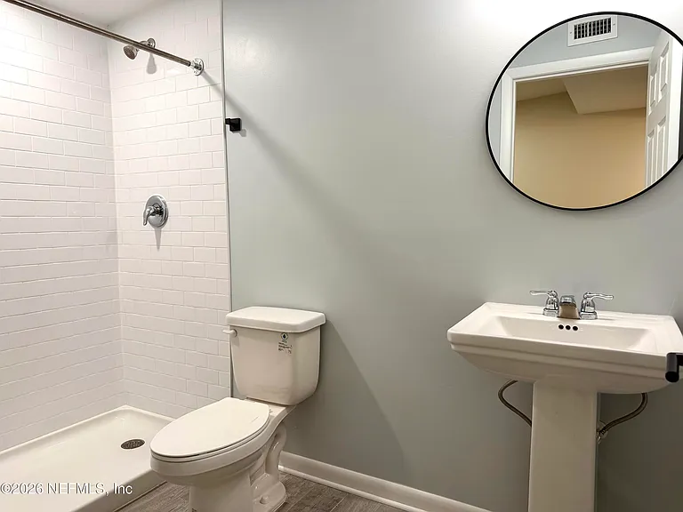 2909 Lauderdale Dr E — Photo 16