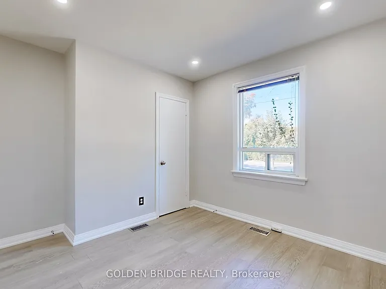 438 Centre St E — Photo 15
