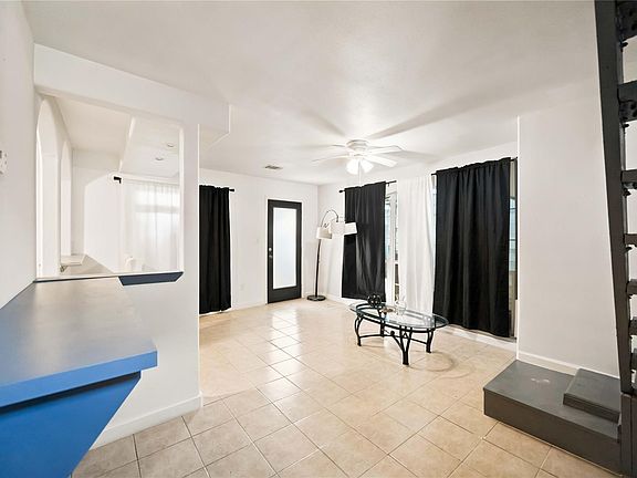 2nd image of 824 W 17th St #D