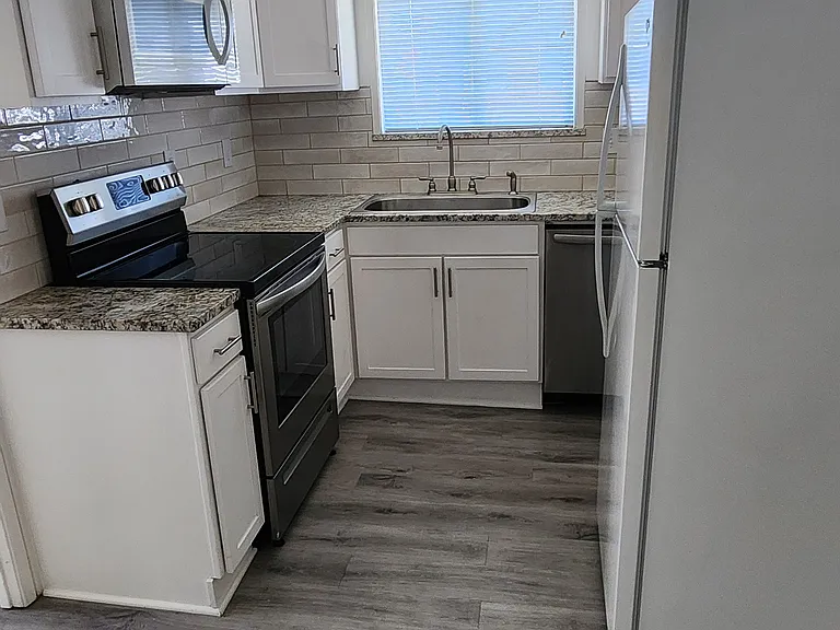 1902 Baker Ave — Photo 2